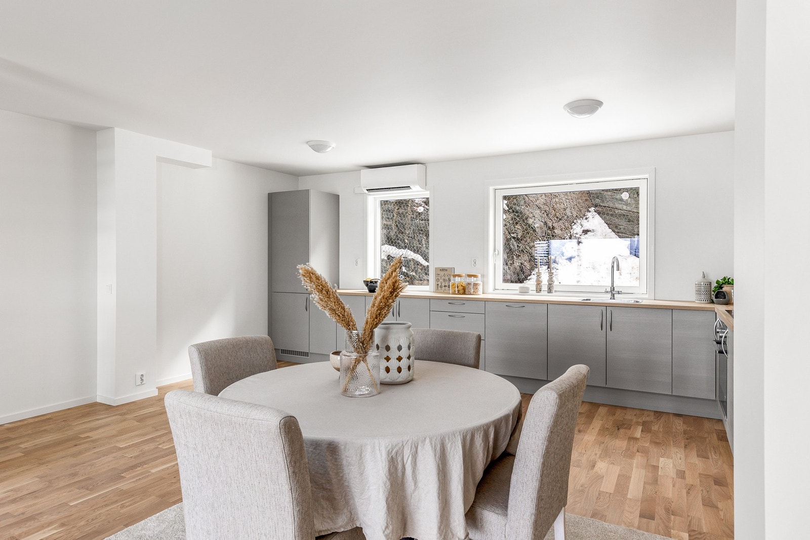 God plass til spisegruppe ved kjøkken, som gjør matlagingen sosial og innbyr til sosiale kvelder. Galleribilde