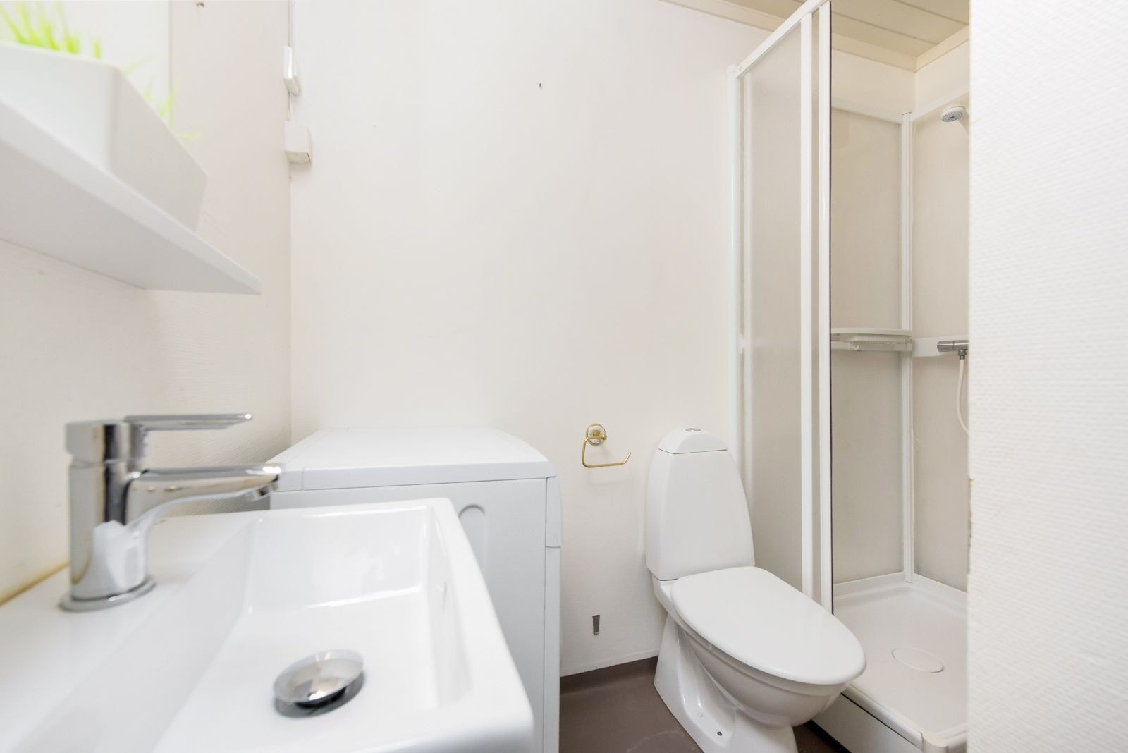 Bad med vaskemaskin som følger leiligheten. Galleribilde