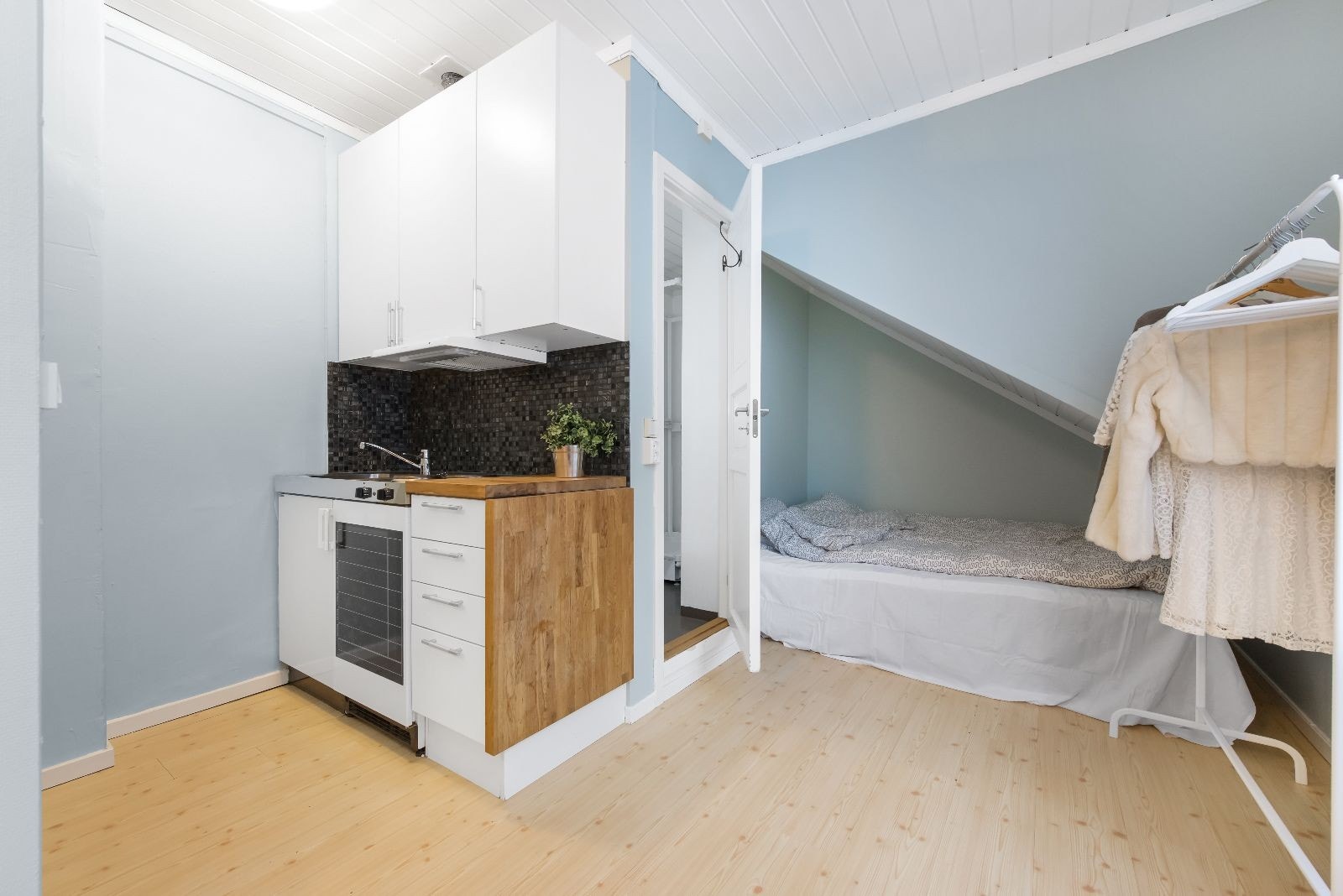 Kjøkkenkrok med kjøleskap og steketopp. Kjøkkenbenk kan forlenges. Galleribilde