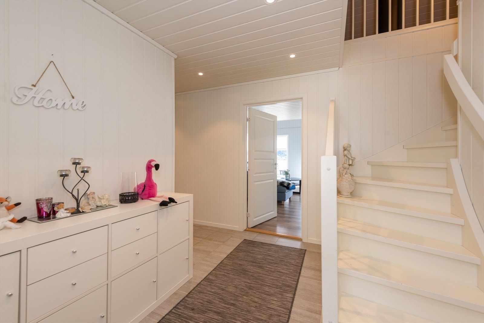 Velkommen inn! I 1. etasje har en tilgang til 2 soverom, bad, bod, stue og spisestue/kjøkken. Galleribilde