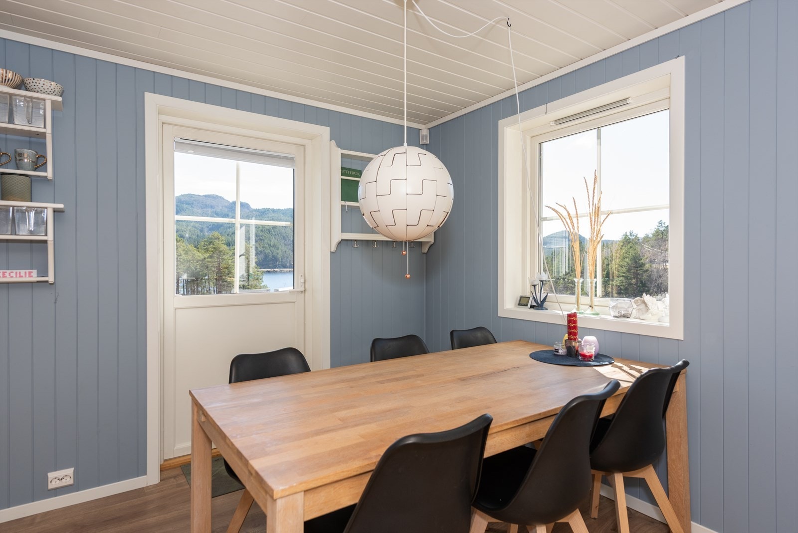 Spisestuen rommer et stort middagsbord med plass til hele familien. Her er det også dør ut til terrassen hvor en kan nyte gode måltid eller slappe av. Galleribilde