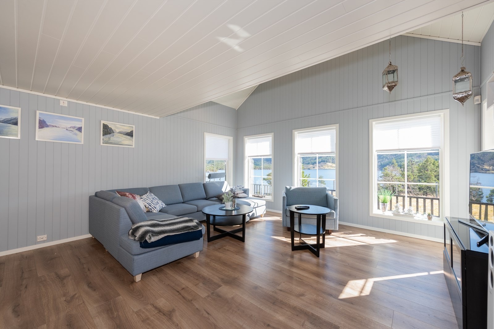 Stuen har flere store vindu som slipper inn riktig mengde mad naturlig lys, ellers er stuen belyst av downlights. Galleribilde