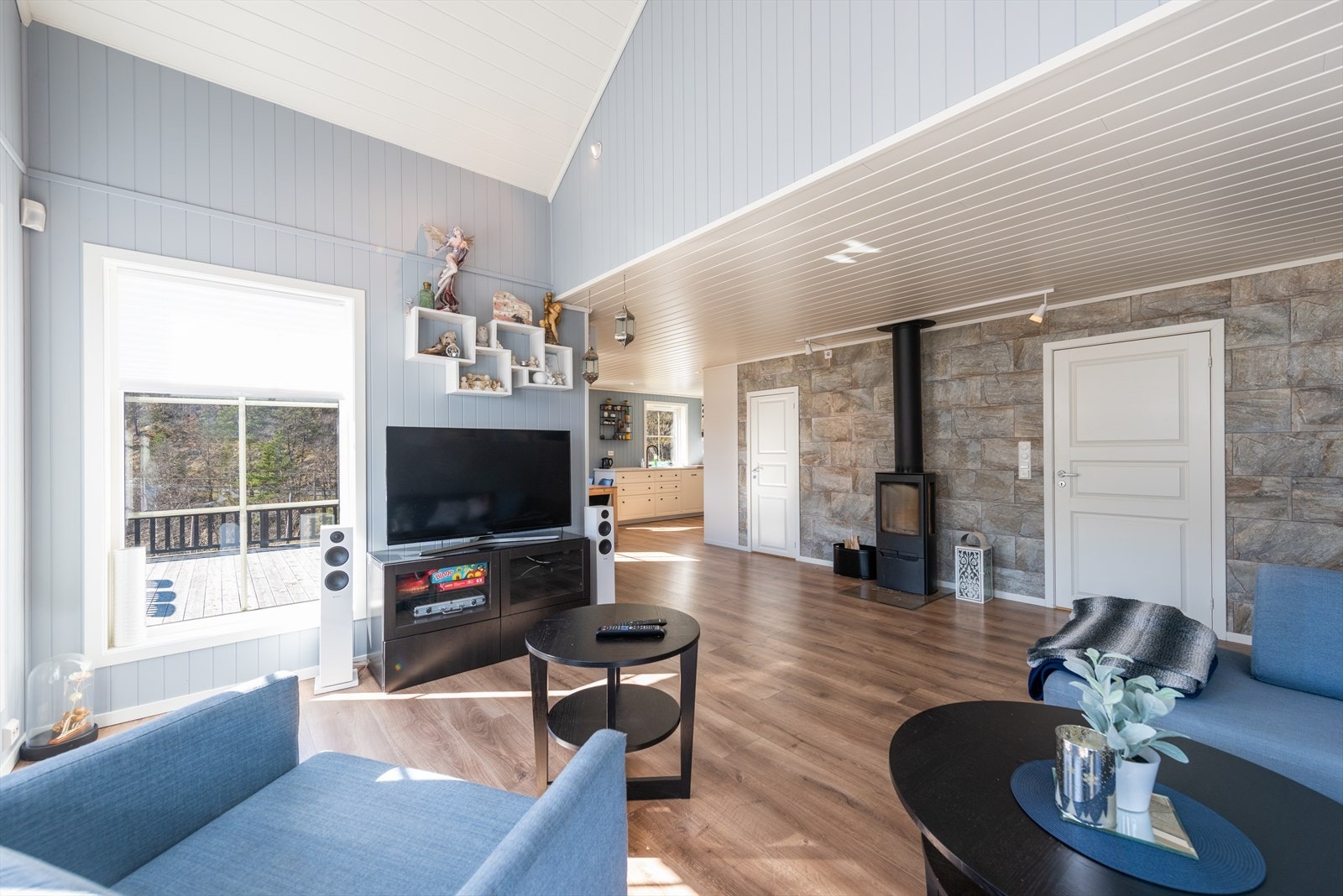 Stuen har et stort areal med flere muligheter for innredning etter eget ønske. Galleribilde