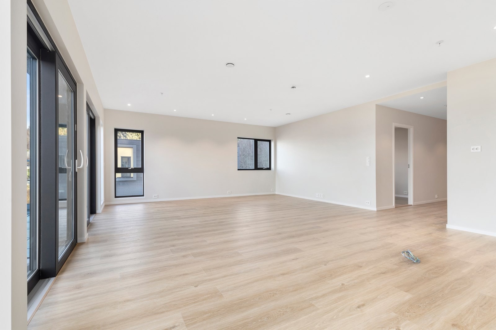 Stue/kjøkken - Klargjort for montering av kjøkkeninnredning. Galleribilde