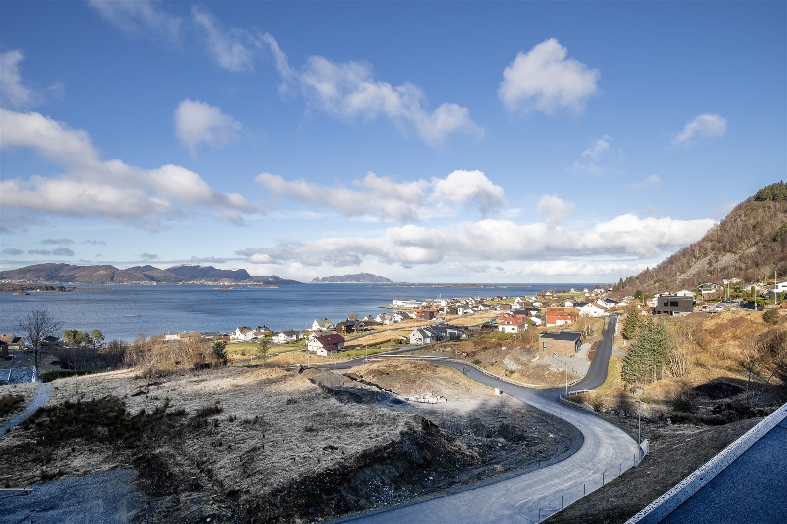 Leiligheten ligger i byggets øverste etasje med stor veranda, fantastisk utsikt og gode solforhold. Galleribilde