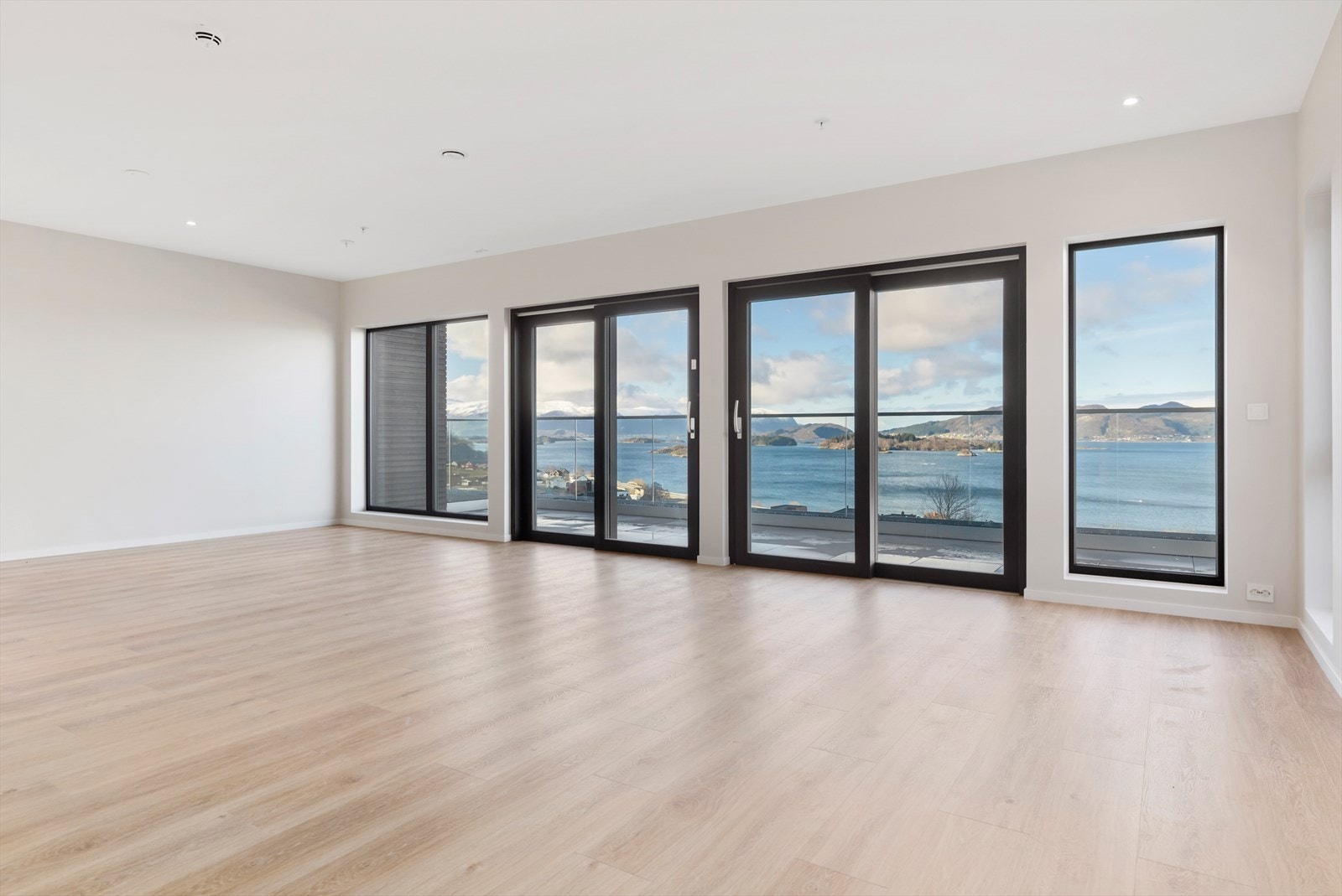 Lys om moderne leilighet med vannboren varme i gulv, spotter i himling og eller slette, lyse flater. Galleribilde