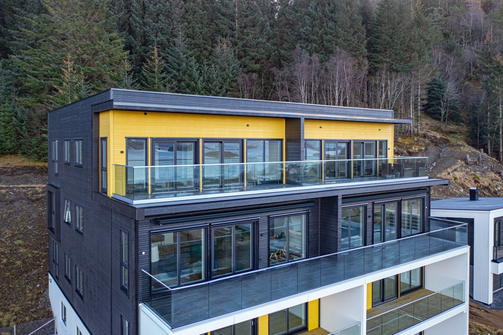 Leiligheten ligger i byggets øverste etasje med stor veranda, fantastisk utsikt og gode solforhold. Galleribilde