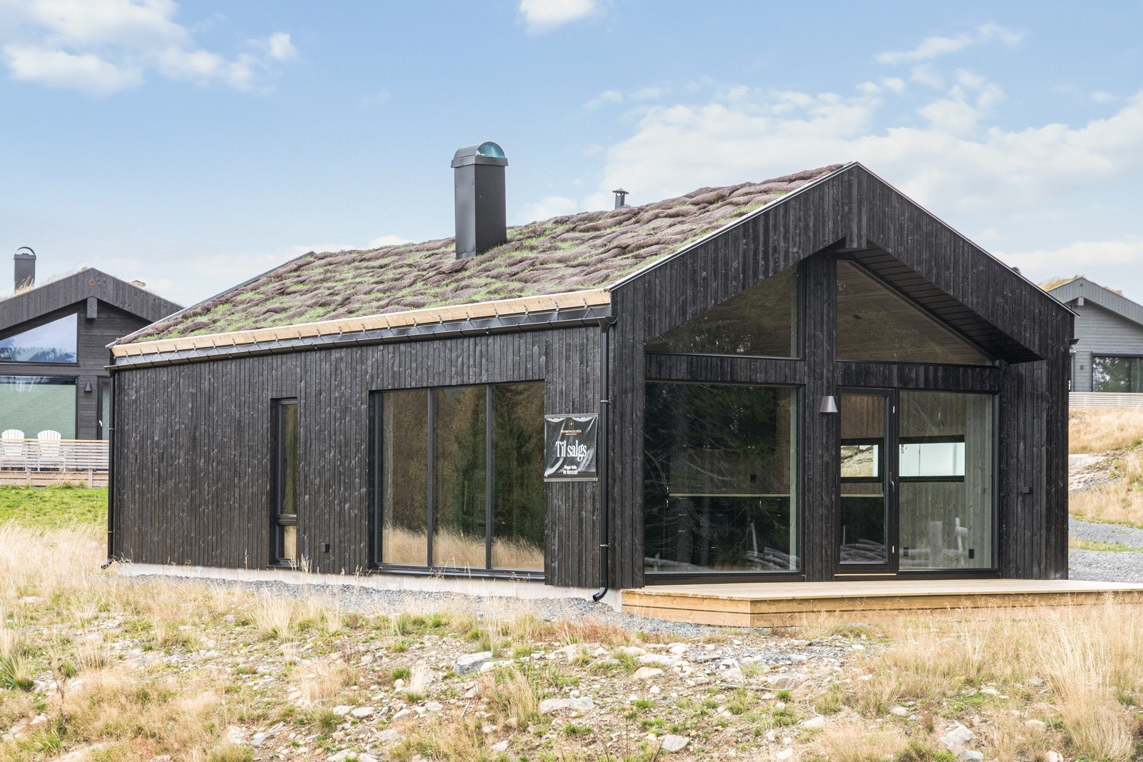 Fritidsboligen tegnet av Frogner Arkitektkontor er spesielt tilrettelagt for den aktuelle tomten og leveres med en gjennomgående høy kvalitet og standard i materialvalgene! NB! Bildet er hentet fra tilsvarende fritidsbolig i prosjektet. Galleribilde
