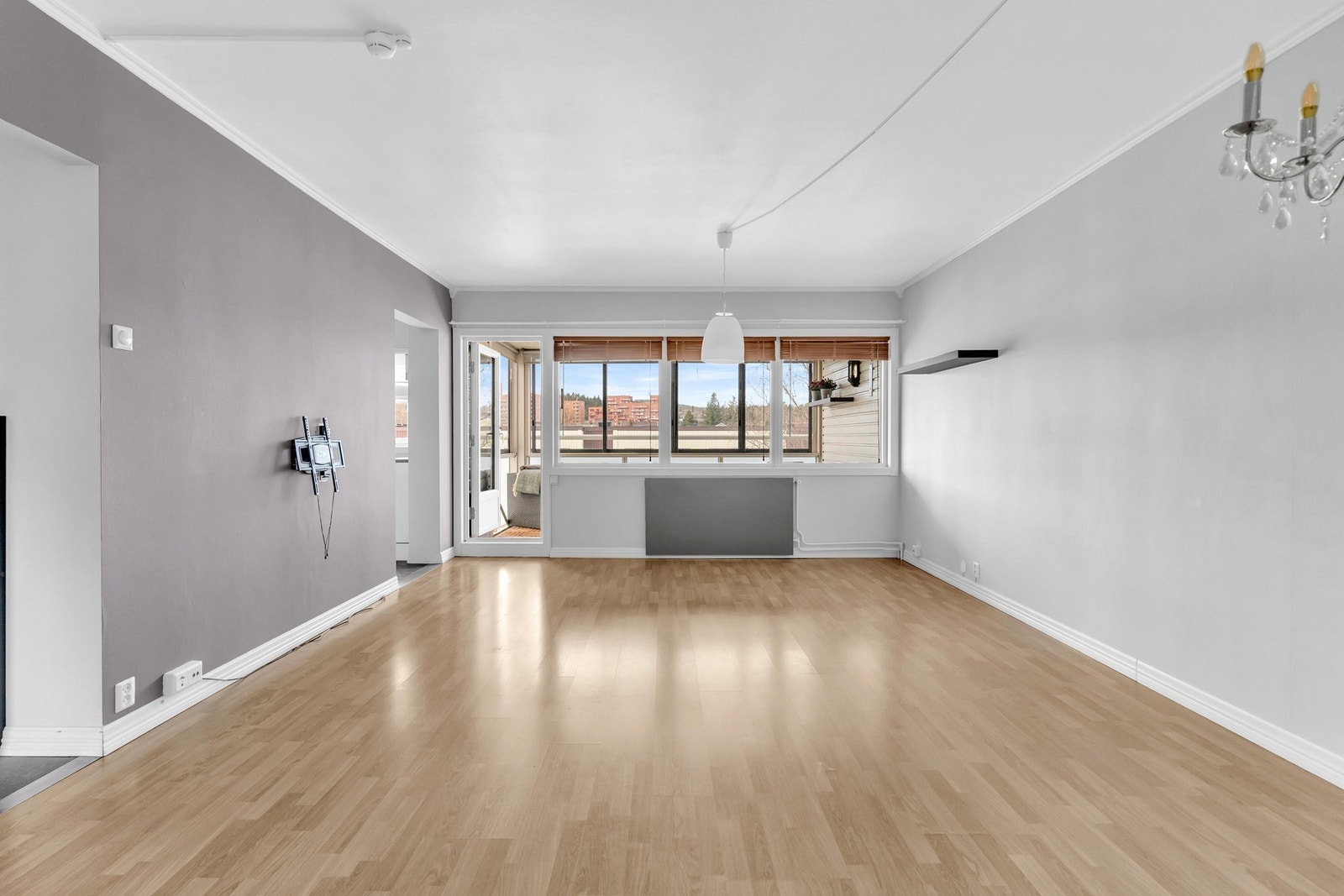 Stuen oppleves som lys og luftig på grunn av vindusflatene og de hvitmalte veggene. Galleribilde