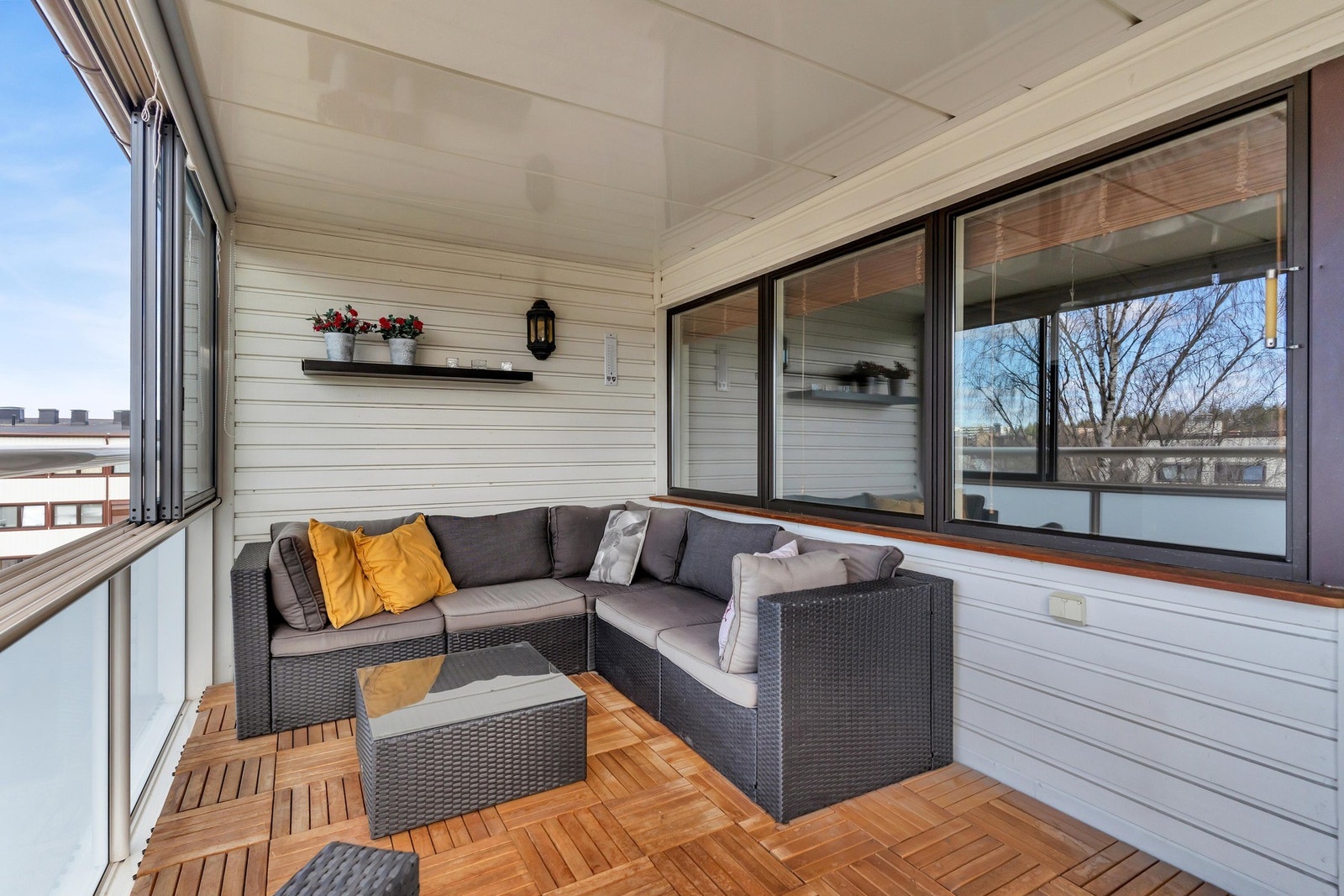 God plass til sittegruppe, gassgrill og hyggelig beplantning. Galleribilde