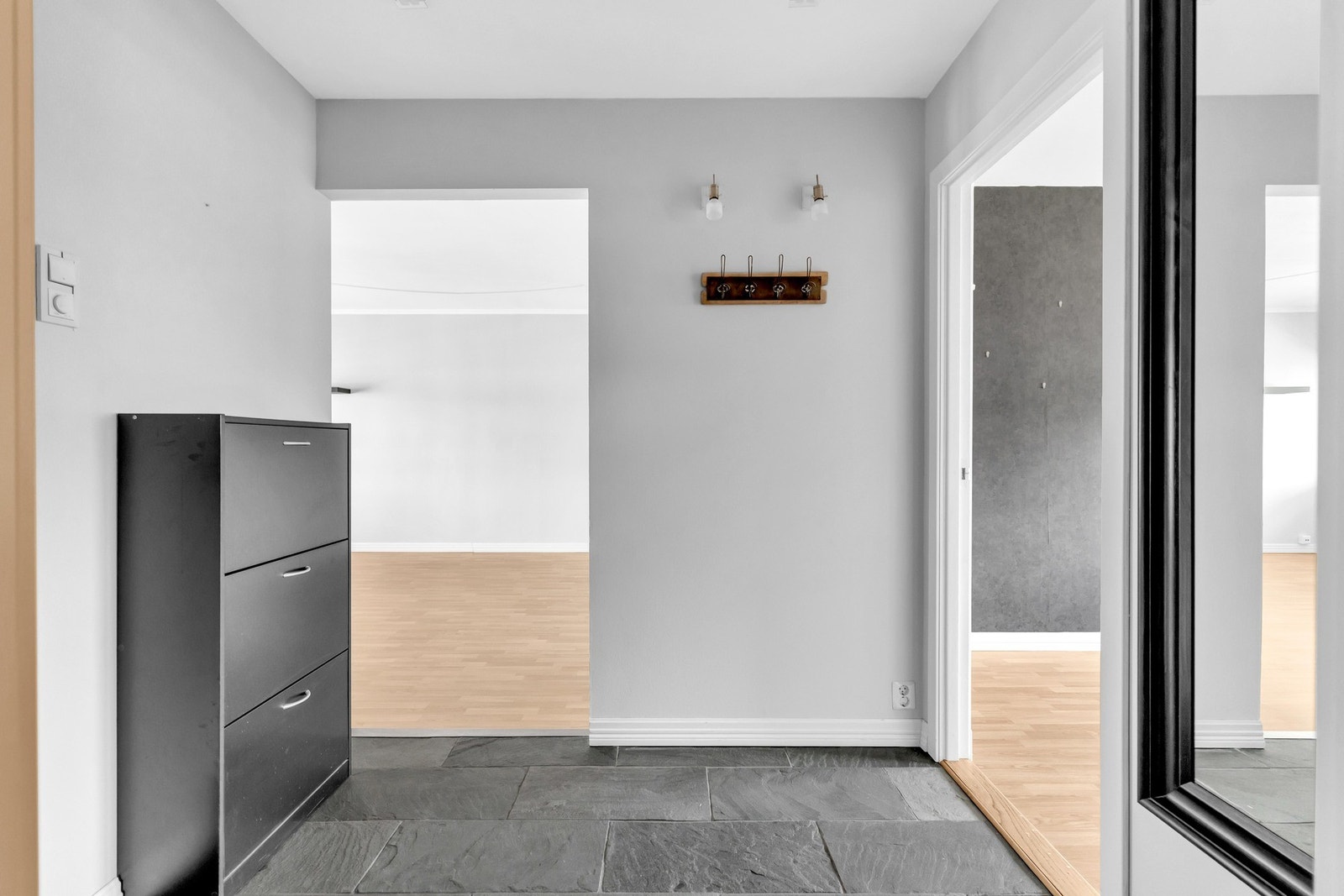 Praktisk flislagt entré med god plass til skoskap og henge fra seg yttertøy på knaggerekke. Velkommen inn! Galleribilde