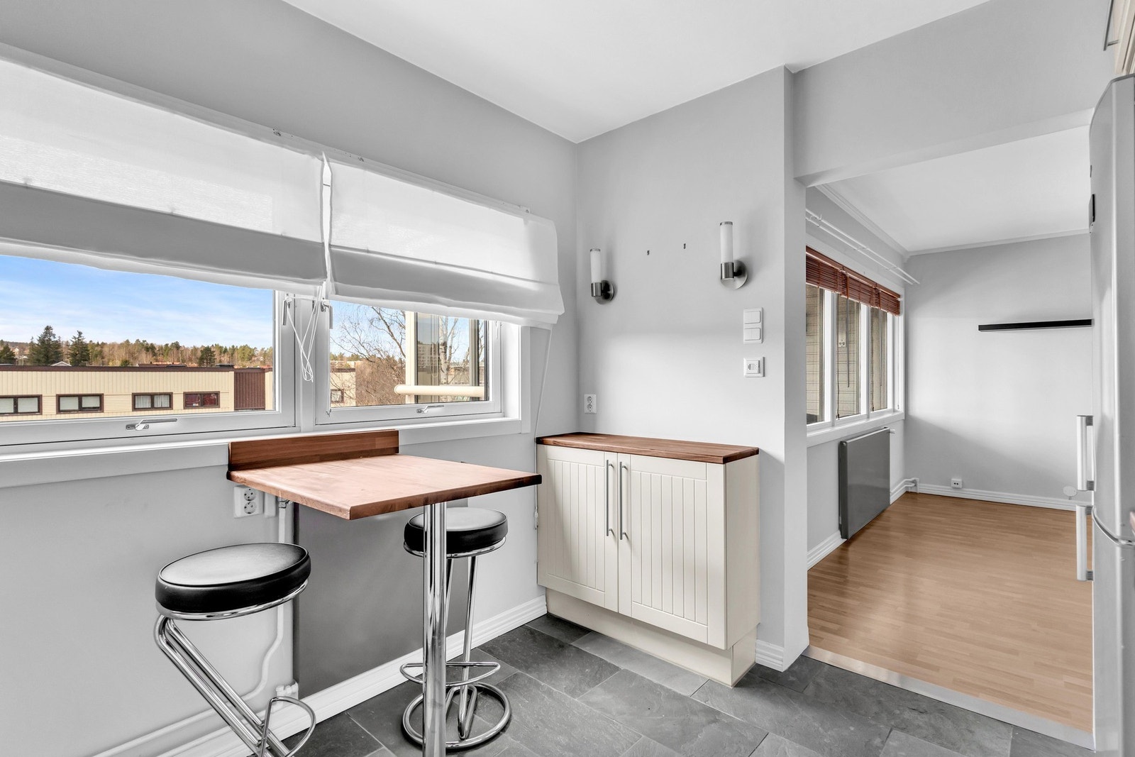 På kjøkkenet er det montert en praktisk barløsning under vinduene hvor frokosten og morgenkaffen kan nytes. Galleribilde