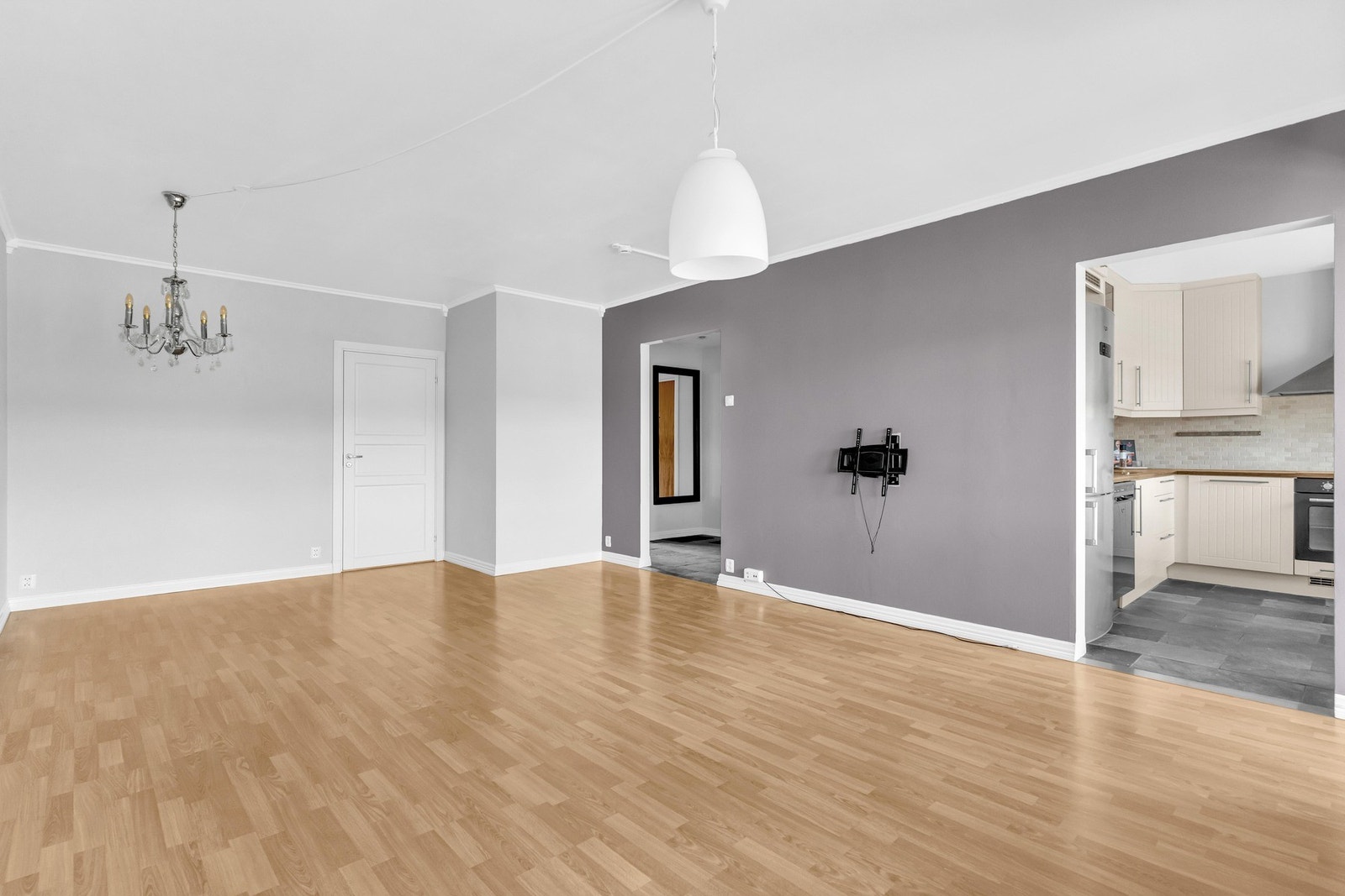 Stuen ligger i en delvis åpen løsning til kjøkkenet. Galleribilde