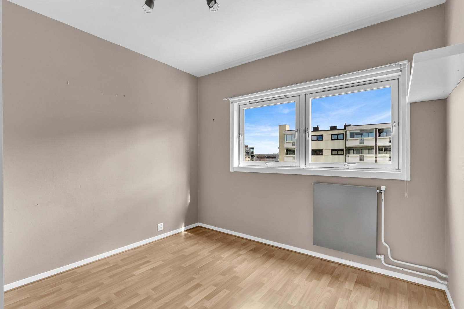 Leiligheten har to gode soverom som enkelt lar seg innrede med seng, nattbord og garderobeløsning. Galleribilde