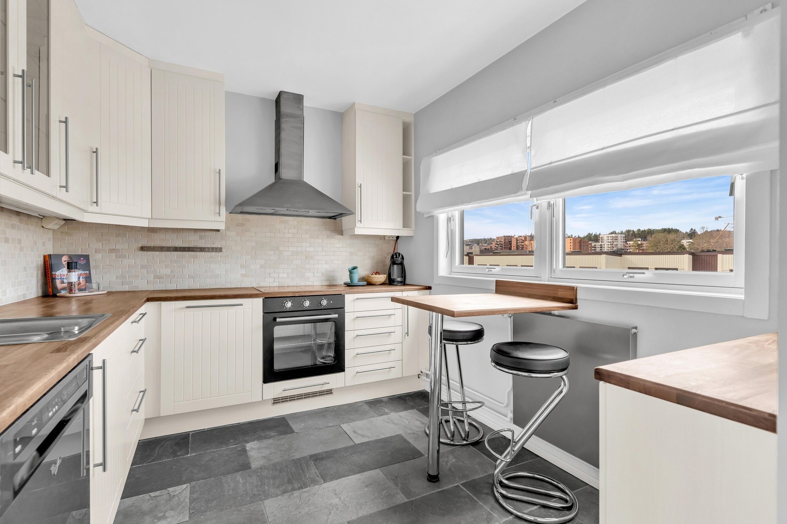 Det er nisjer i innredningen til både frittstående oppvaskmaskin og kjøleskap med fryserdel. Galleribilde