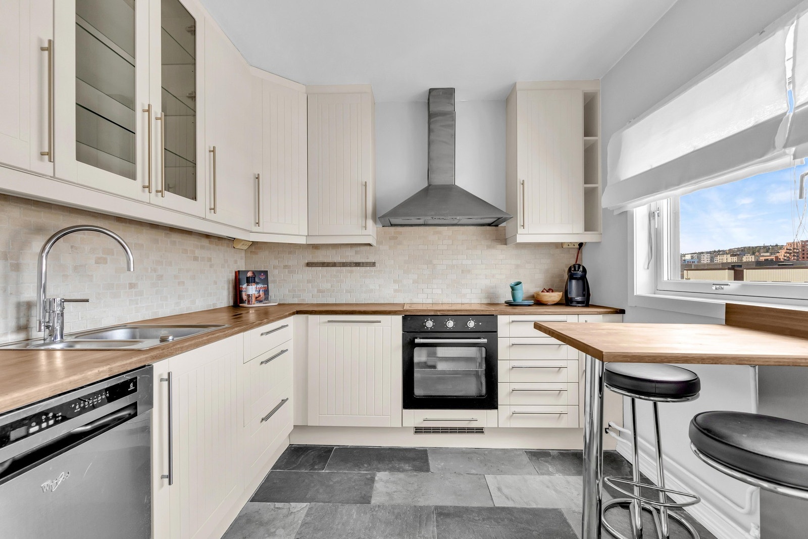 Nedfelt keramisk platetopp og stekeovn med vegghengt ventilator av typen kullfilter. Galleribilde