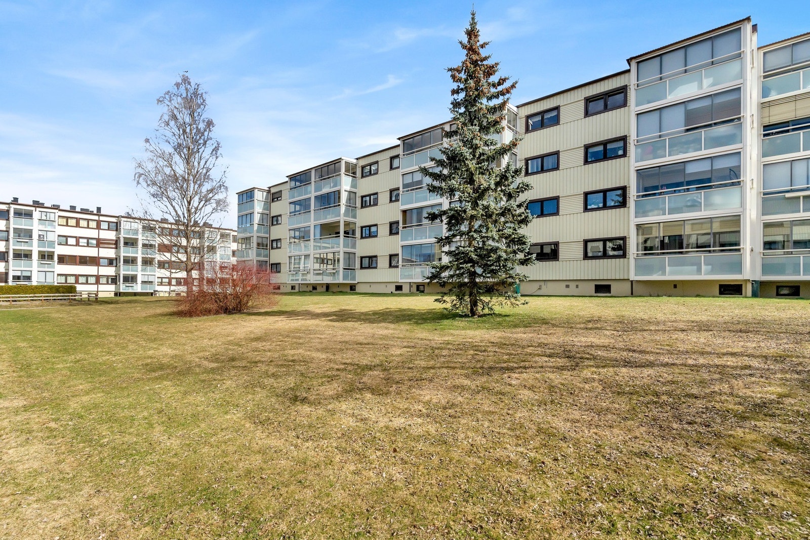 Borettslaget er pent opparbeidet med asfalterte internveier, gressplen, trær og prydbusker. Galleribilde