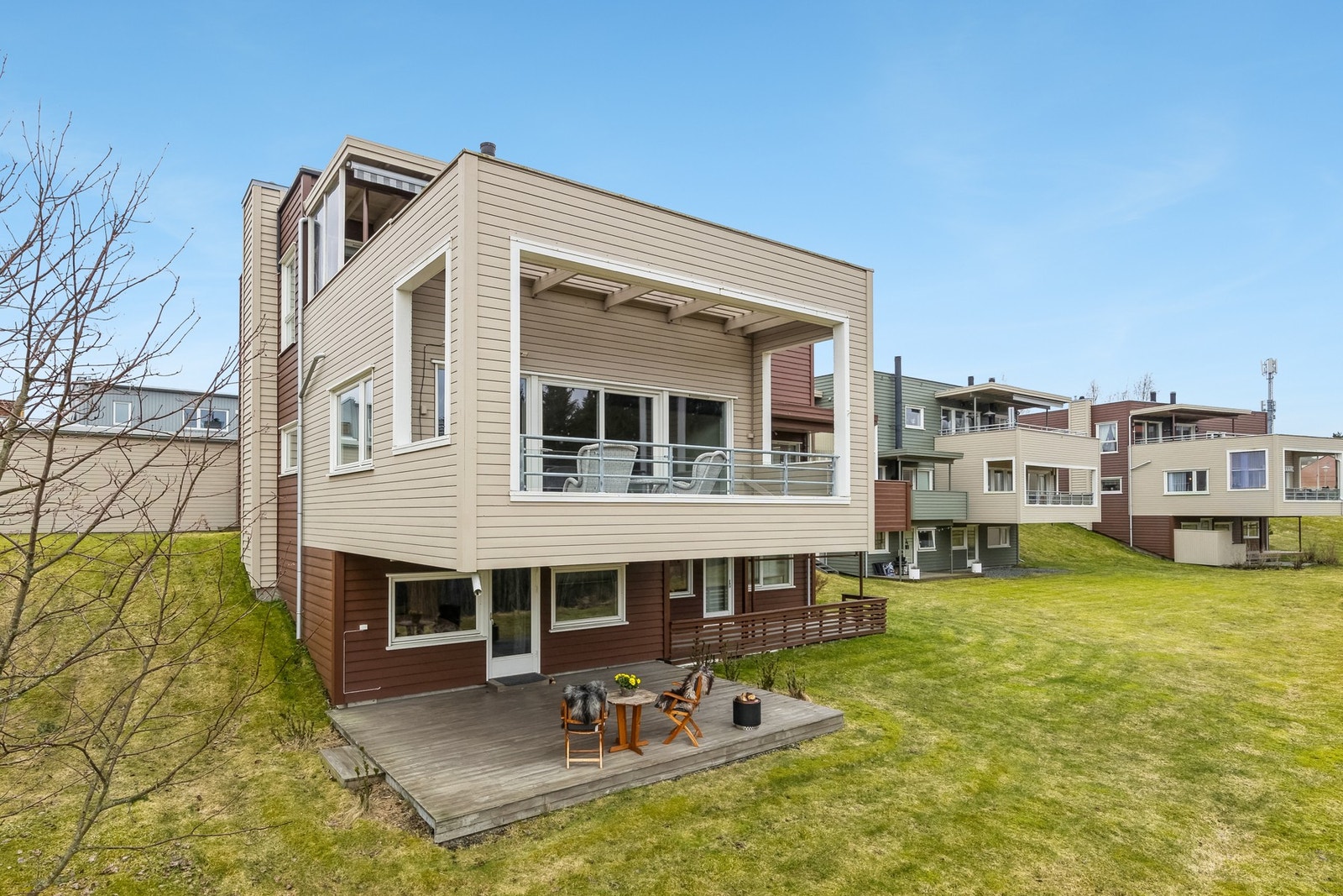 Med kort avstand til sentrum og offentlig transport, er denne boligen perfekt for deg som ønsker å kombinere fredelige omgivelser med praktisk beliggenhet. Galleribilde