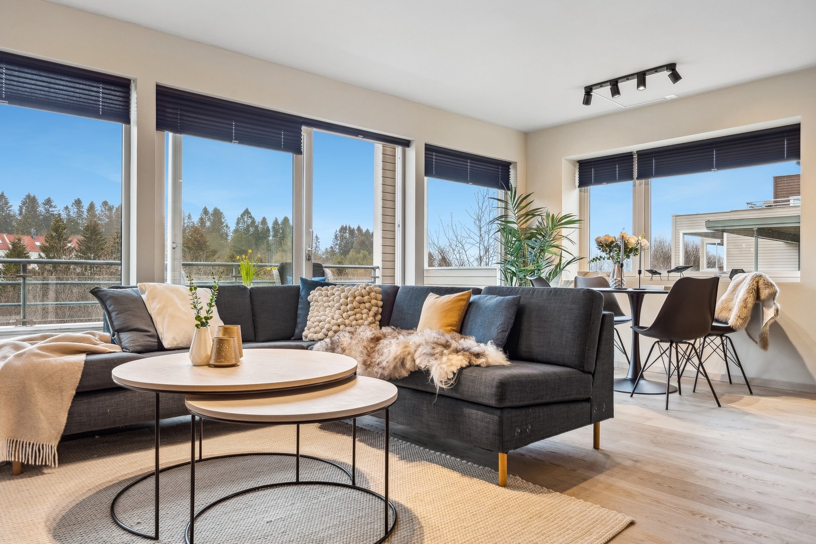 Stuen oppleves som lys og luftig. Store vindusflater gir godt med naturlig lysinnslipp. Galleribilde