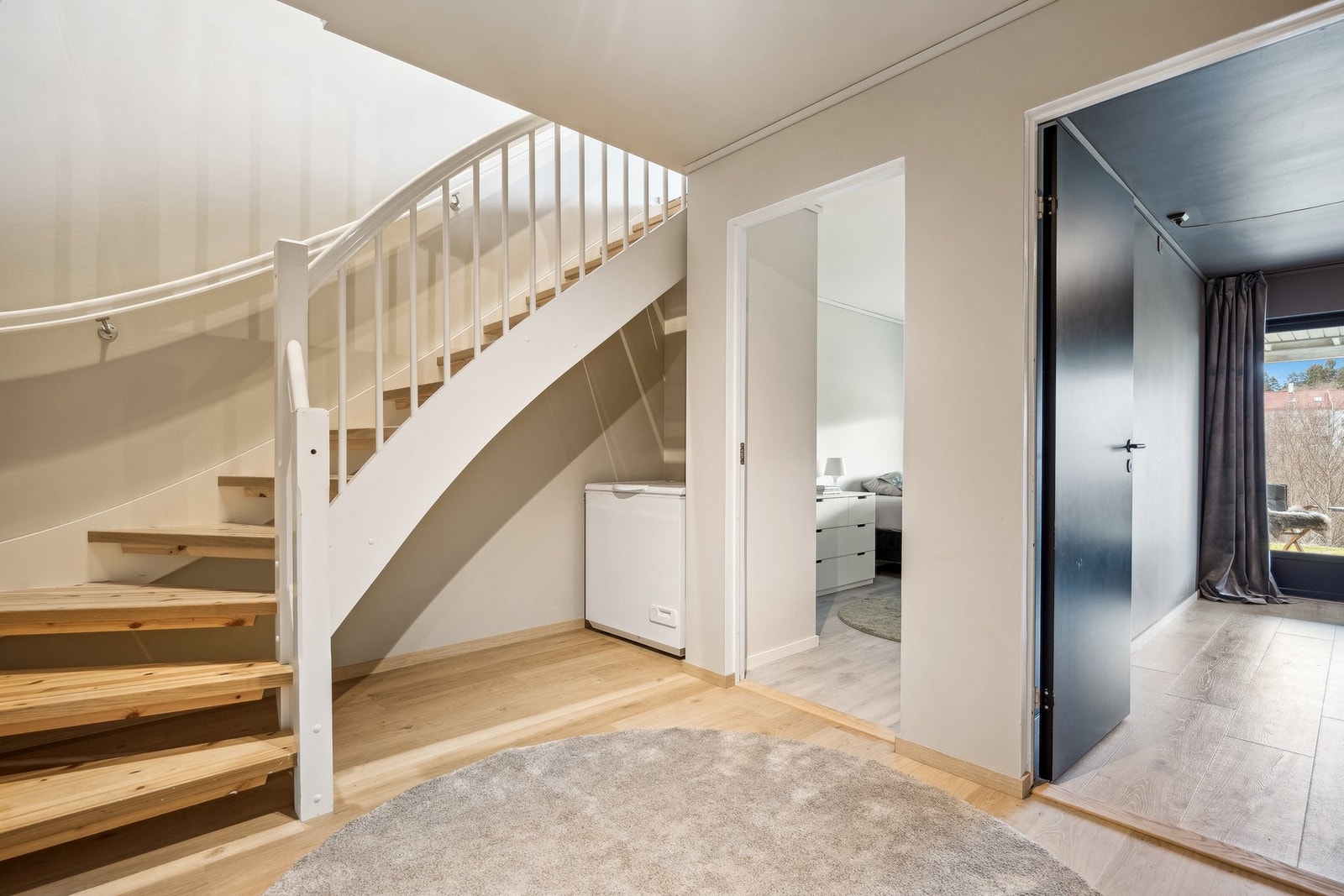 Fra stuen er det trapp ned til underetasjen. Galleribilde