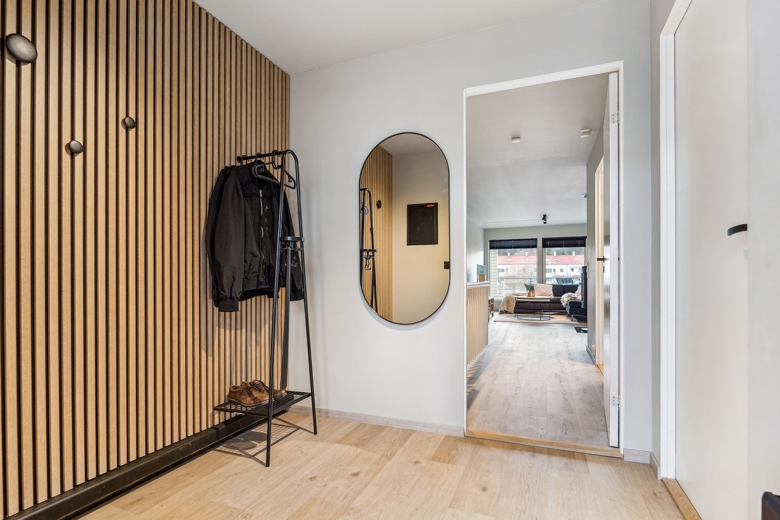 Lys og fin entré med god plass til oppbevaring og møblement. Galleribilde