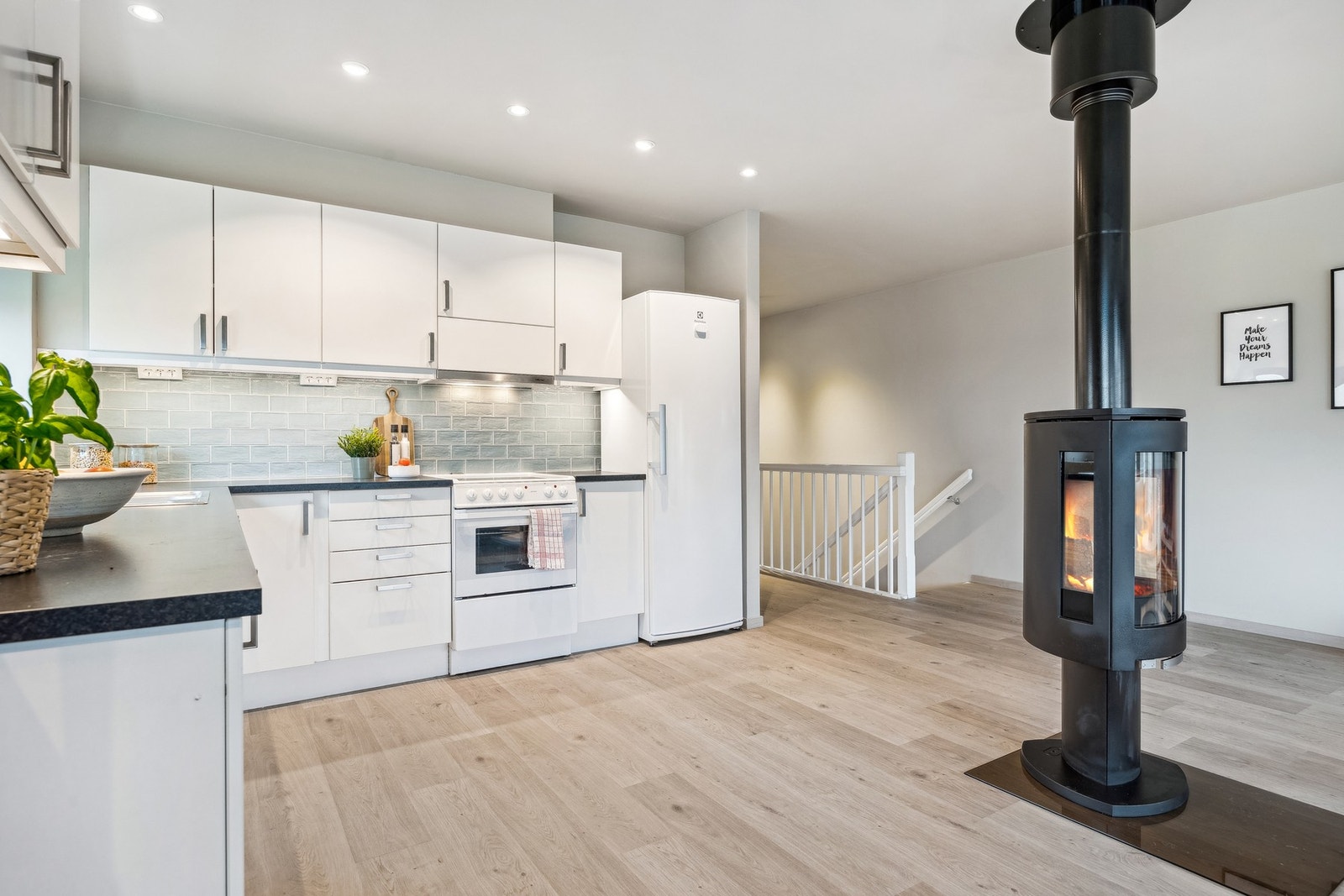 Et flott kjøkken som har en åpen løsning mot stuen. Galleribilde