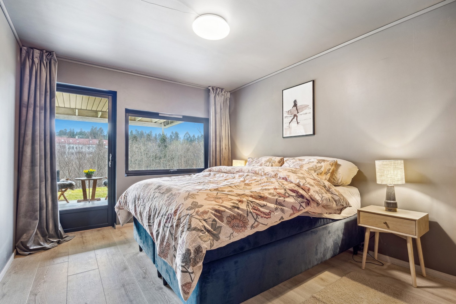 Hovedsoverommet har god plass til seng, garderobeløsning og kontorpult. Galleribilde