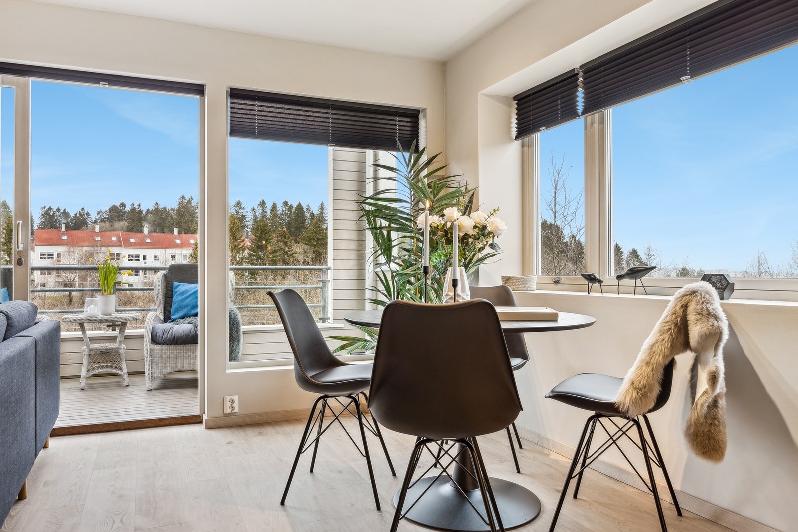 Fra stuen er det utgang til en romslig veranda. Galleribilde