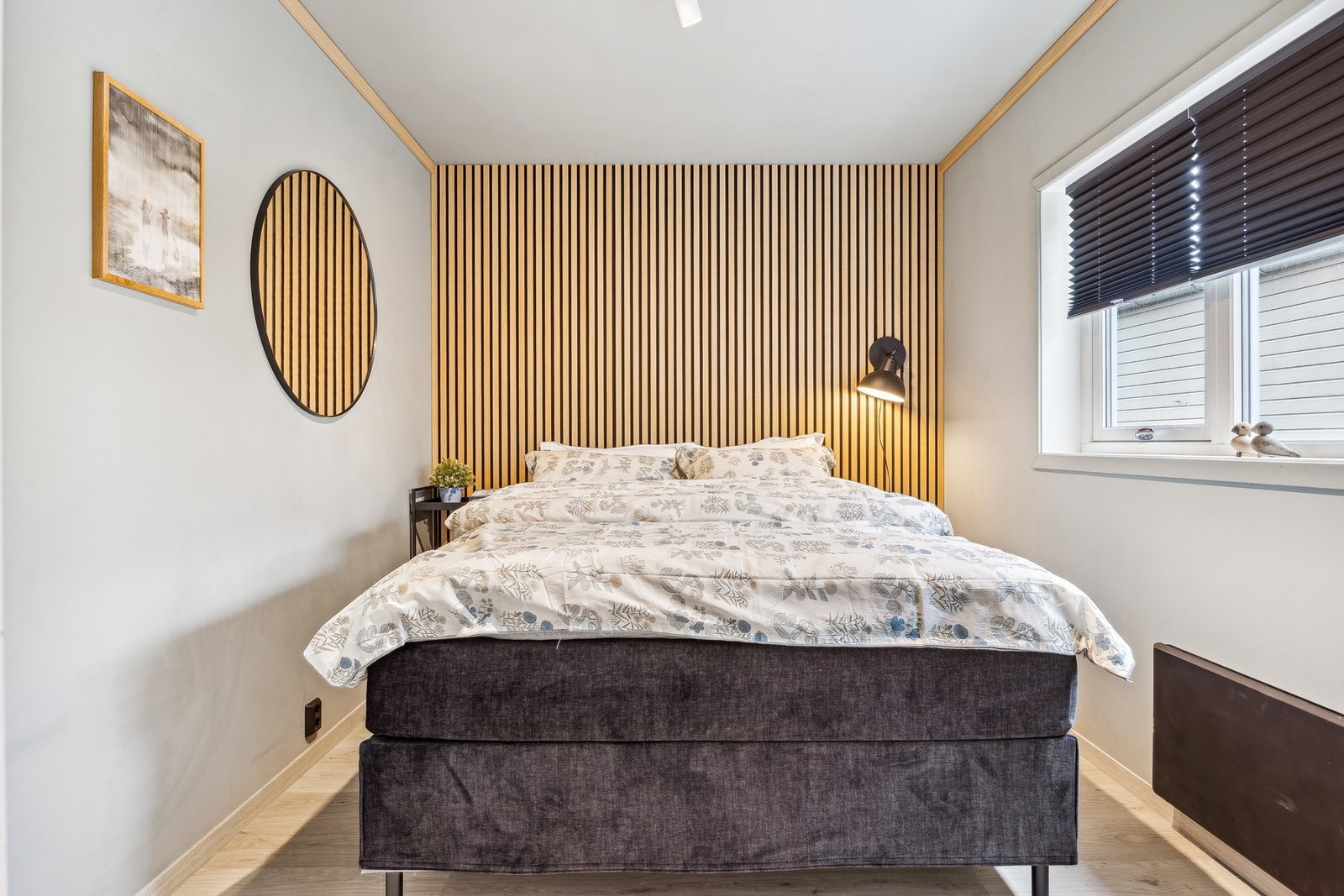 Lyst og fint soverom, kan enkelt møbleres etter ønske og behov. Galleribilde