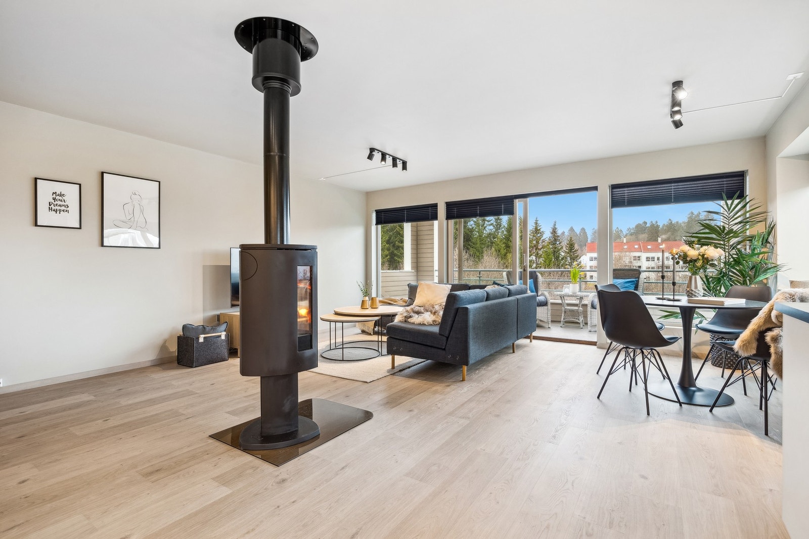 Nabolaget er rolig og familievennlig med kort gangavstand til skoler for alle trinn. Galleribilde