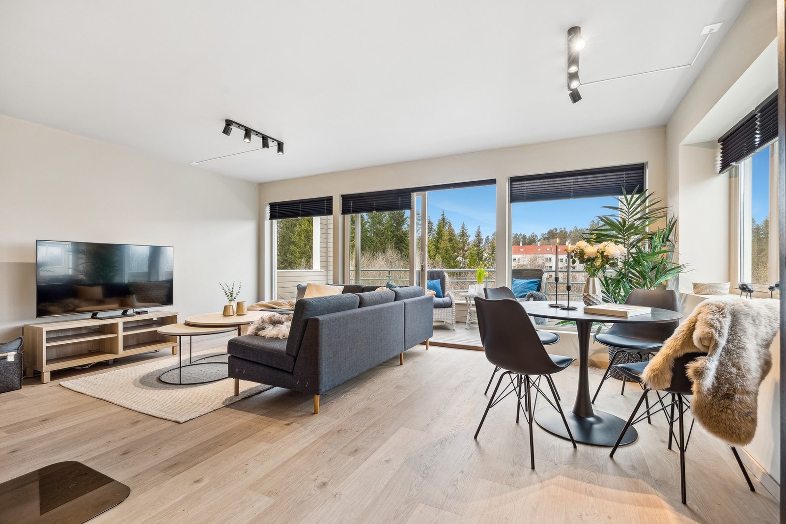 Stuen har en sosial planløsning som skaper naturlig plass til en spisegruppe. Galleribilde