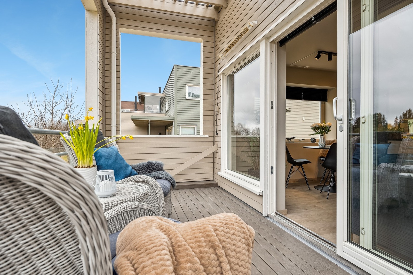 Hyggelig uteplass på verandaen. Galleribilde