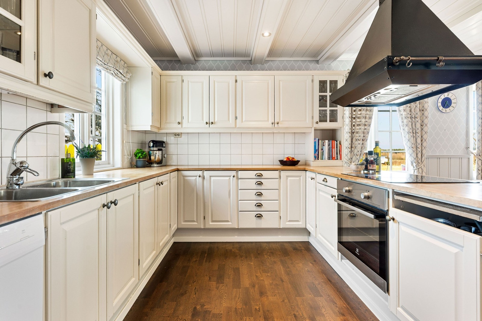 Godt arbeidskjøkken med rikelig med skap- og benkeplater. Galleribilde