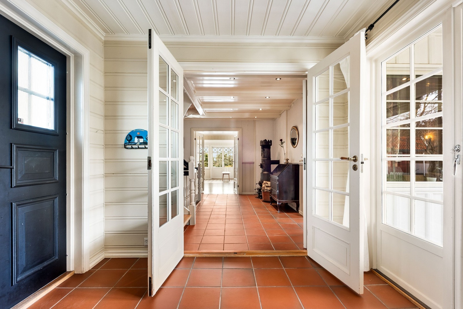 Romslig hall med doble glassdører. Galleribilde