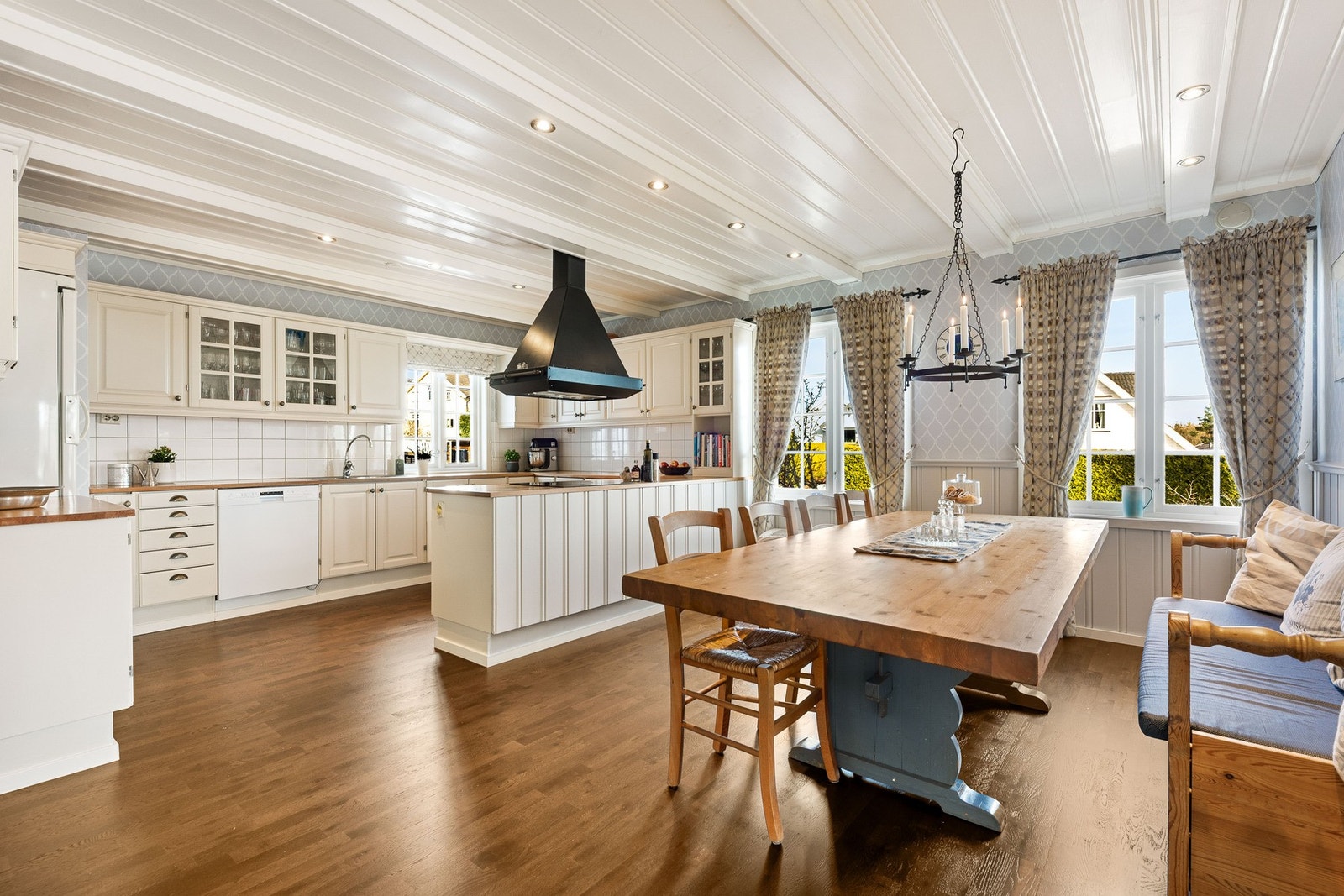 Romslig kjøkken med stor spiseplass. Galleribilde