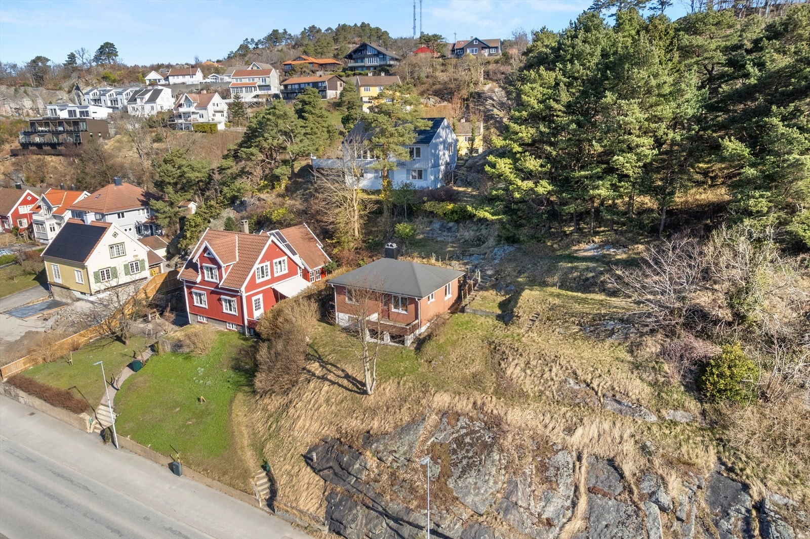 Her er det solrikt og boligen med uteområdene er tilbaketrukket fra veien Galleribilde
