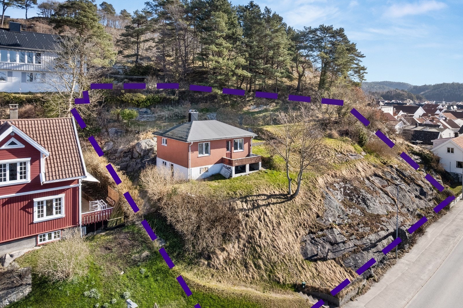 Eldre bolig med renoveringsbehov på en sentral og stor tomt - dronefotoet viser en omtrentlig grenseangivelse Galleribilde