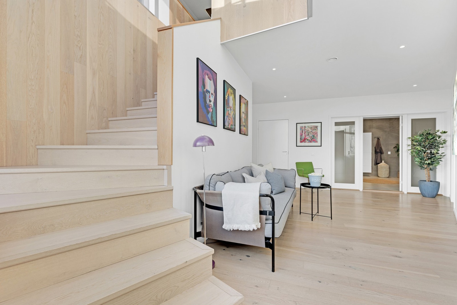 Nede i 1. etasjen er det en romslig og lys hall med tilgang på soverom, hovedbad, vaskerom og utleiedel. Galleribilde