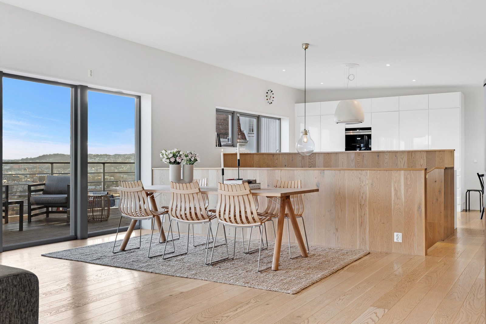 Spisebordet får sin naturlige plassering mellom stuen og kjøkkenet. Galleribilde