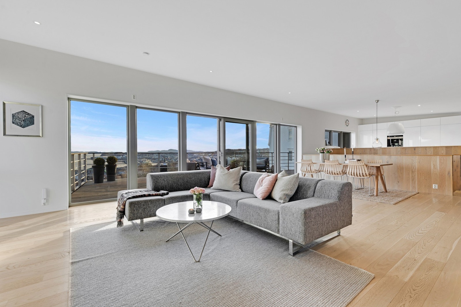 Stuen har utallige møbleringsmuligheter, og god plass til å møblere i flere soner. Galleribilde