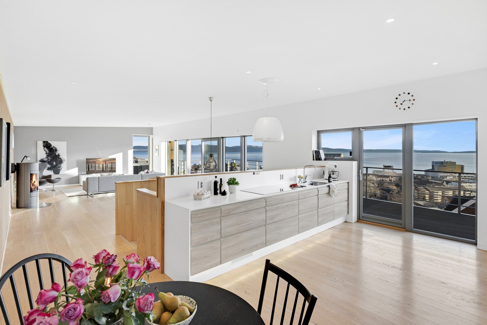 Den unike trappen er "hovedpulsåren" gjennom hele boligen. Galleribilde