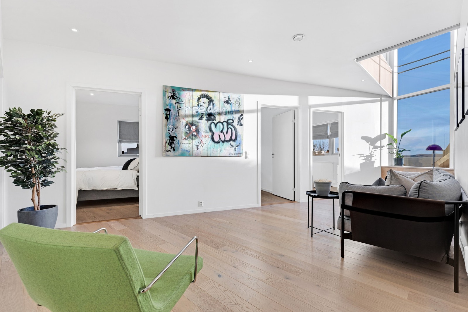 God planløsning med soverom og bad samlet i underetasjen. Galleribilde