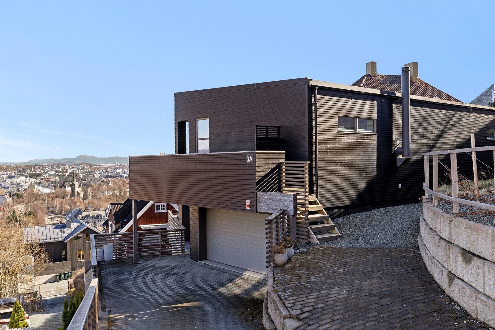 Det er inngang til entré og bod via garasjen. Galleribilde