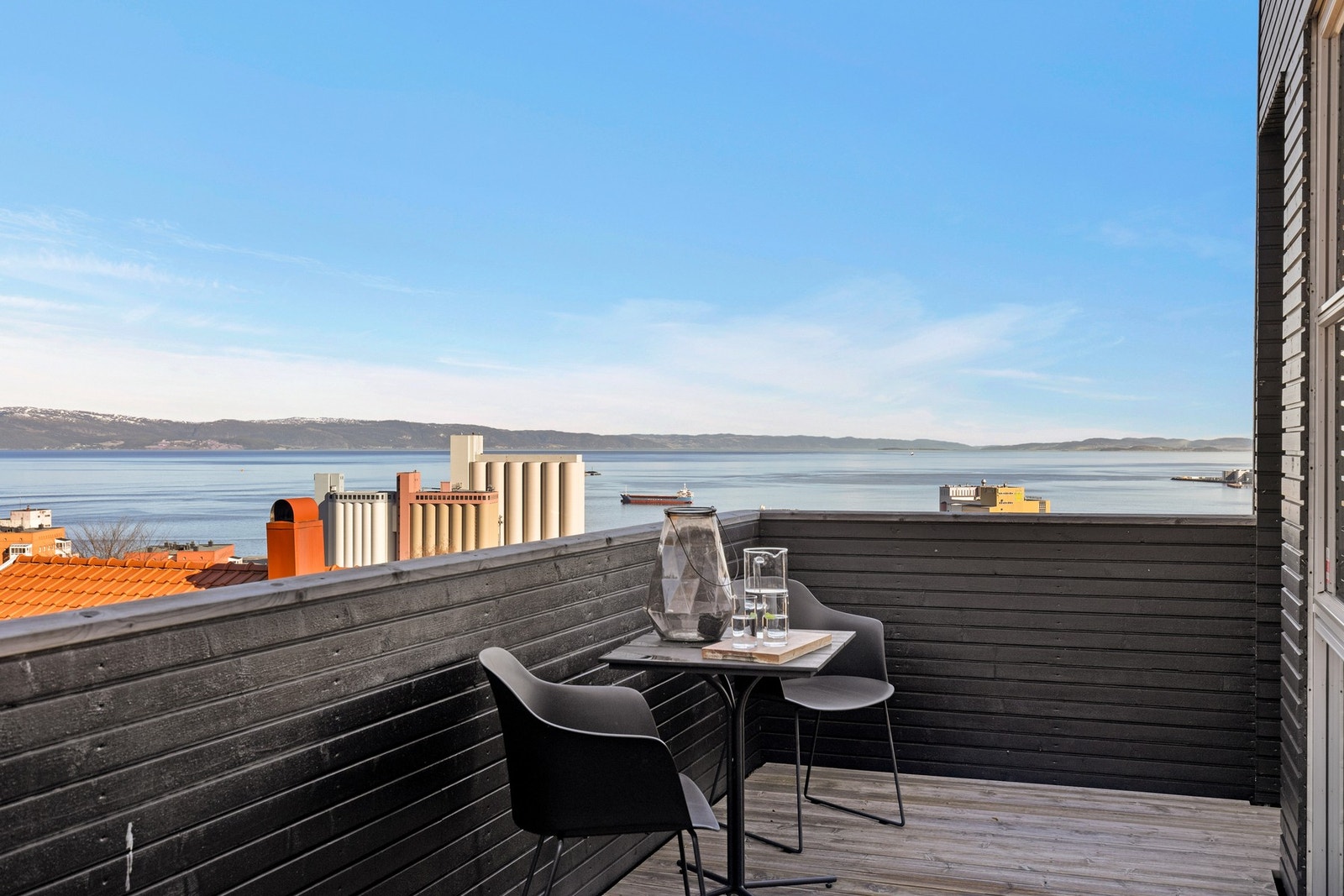 Rommet har utgang til en privat terrasse på 7 kvm. Galleribilde