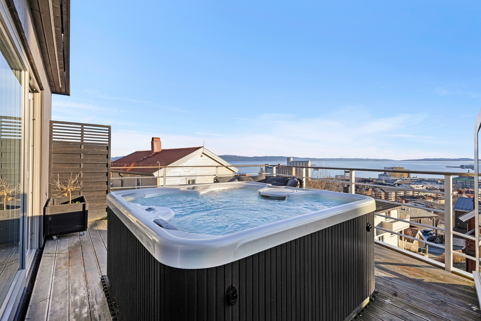 Terrassen har flere bruksmuligheter, og er i dag innredet med jacuzzi. Galleribilde