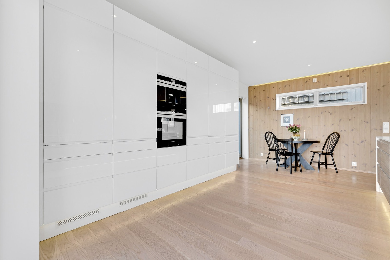 Svært lekkert, høyglans kjøkken med mye oppbevaring i høyskap og integrerte kvalitetshvitevarer. Galleribilde