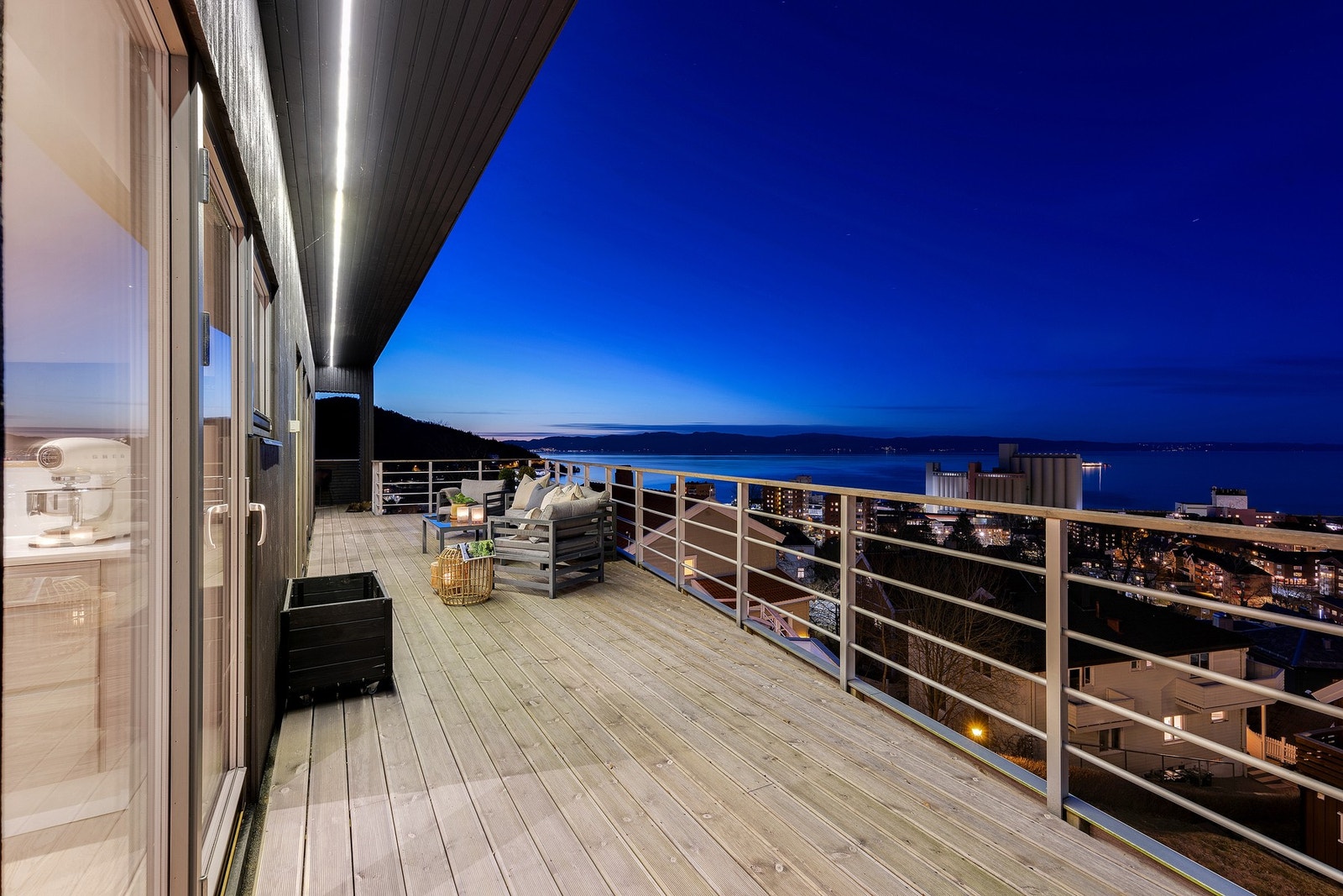 De store vindusflatene skaper en sømløs overgang mellom inne og ute. Galleribilde