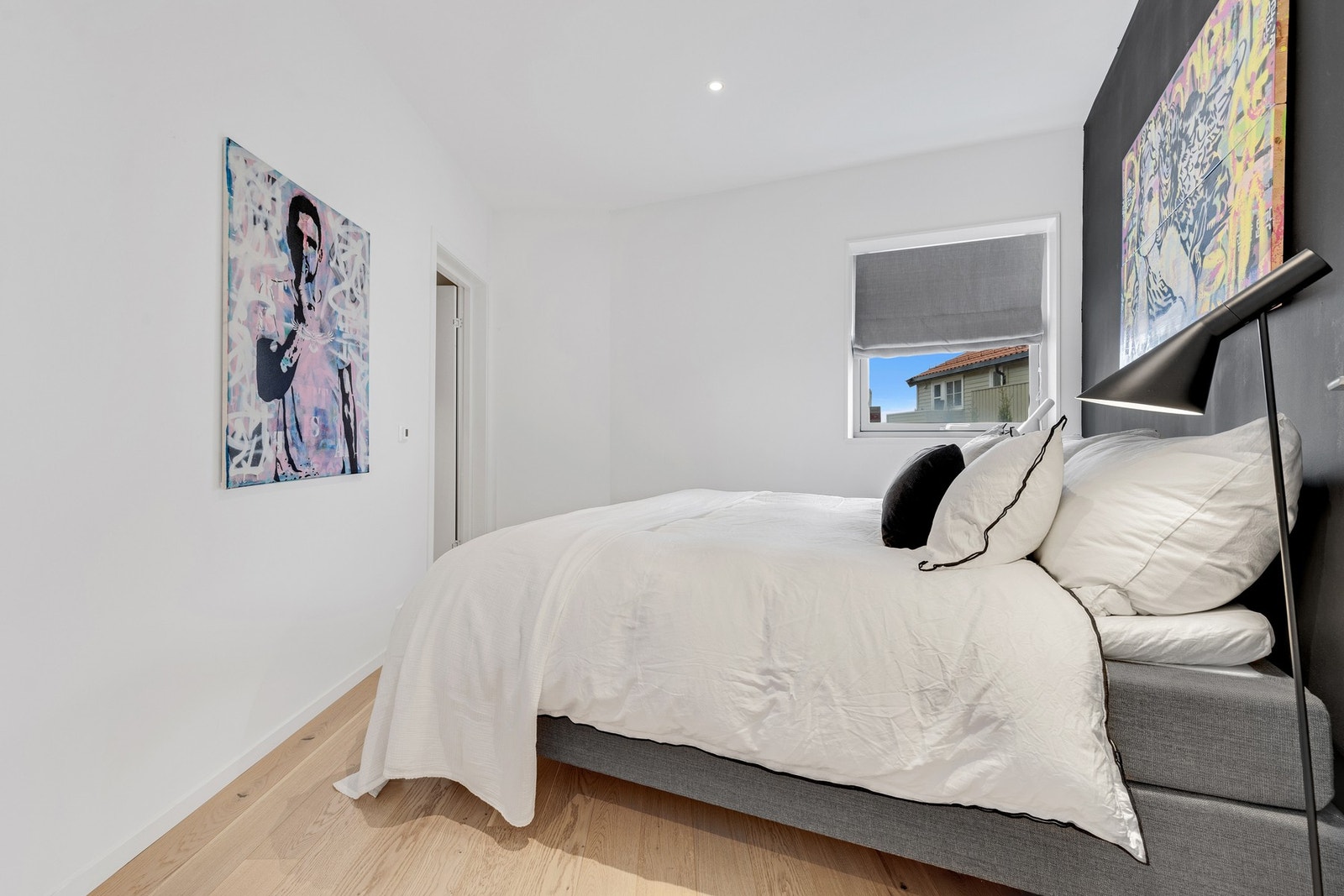 Hovedsoverommet er 10,5 kvm med tilgang på en egen walk-in garderobe. Galleribilde