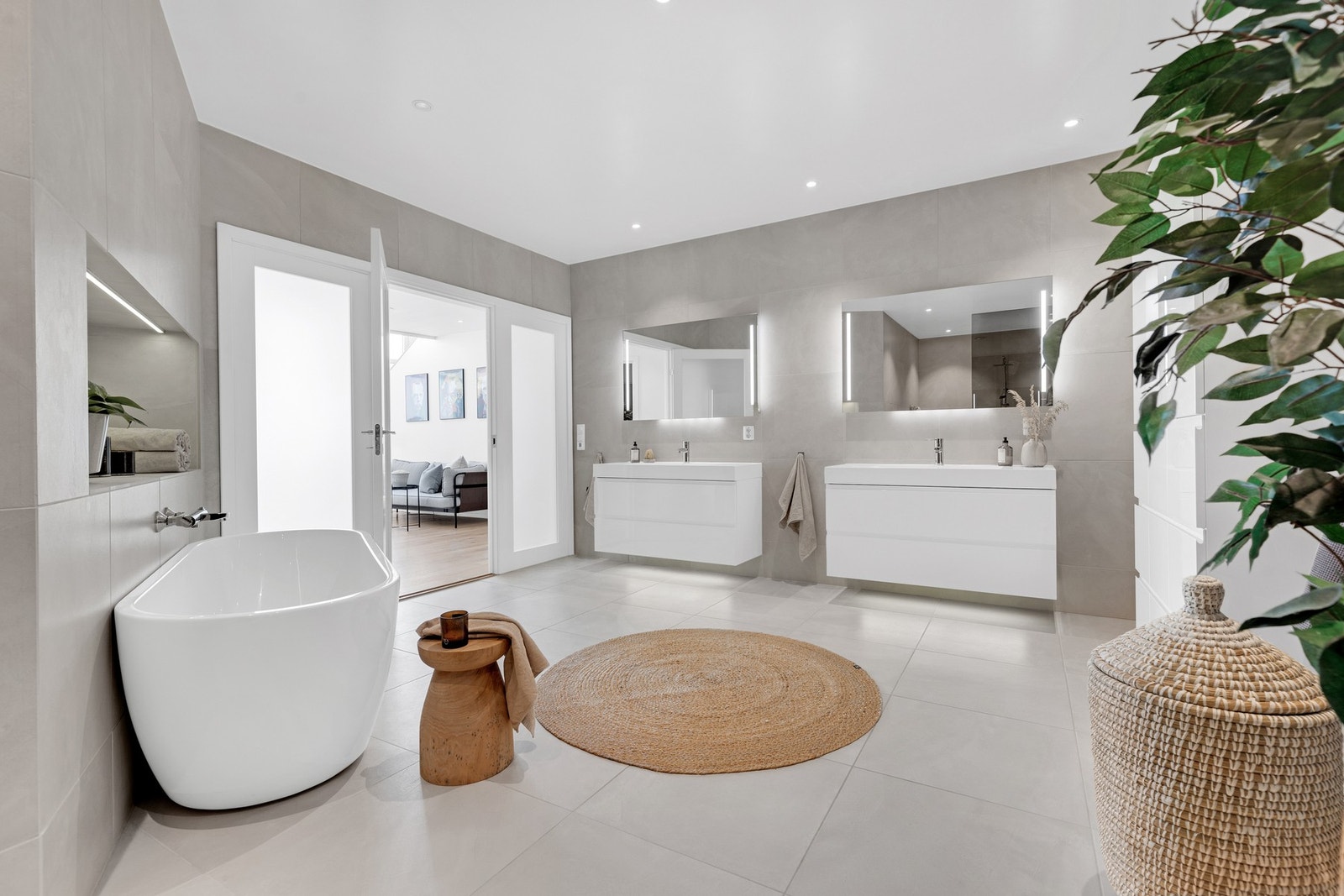 Hovedbadet er utrolig lekkert med sine 21 flislagte kvadratmeter og varmekabler i gulvet. Galleribilde