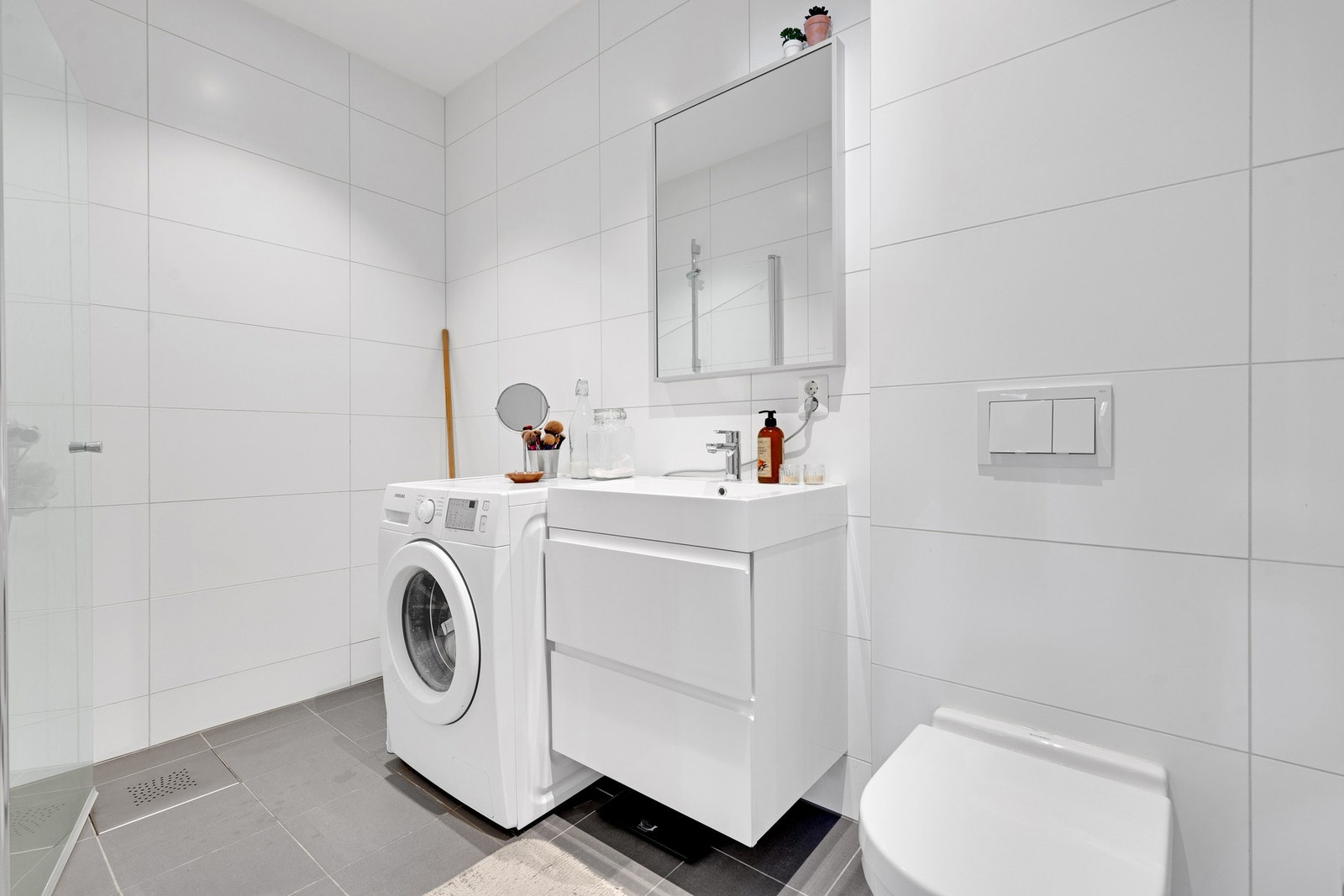 Pent, flislagt bad med opplegg for vaskemaskin. Galleribilde